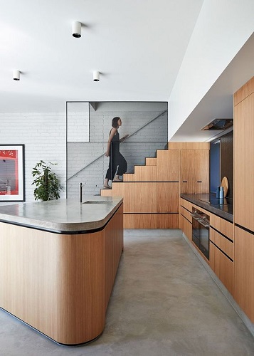 Tủ bếp dưới chữ I thiết kế dưới cầu thang